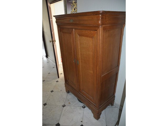 Halfhoge oude kast 2 deuren 1 lade afm. 110x52x163, houten kastje 1 deur afm. 50x47x85, 3-delige woordenboek van dale, borstbeeld - afbeelding 10 van  12