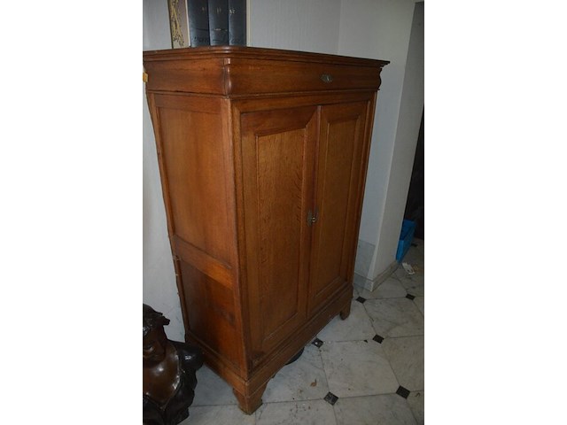 Halfhoge oude kast 2 deuren 1 lade afm. 110x52x163, houten kastje 1 deur afm. 50x47x85, 3-delige woordenboek van dale, borstbeeld - afbeelding 11 van  12