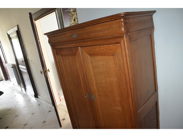 Halfhoge oude kast 2 deuren 1 lade afm. 110x52x163, houten kastje 1 deur afm. 50x47x85, 3-delige woordenboek van dale, borstbeeld - afbeelding 12 van  12