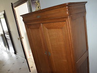 Halfhoge oude kast 2 deuren 1 lade afm. 110x52x163, houten kastje 1 deur afm. 50x47x85, 3-delige woordenboek van dale, borstbeeld - afbeelding 12 van  12