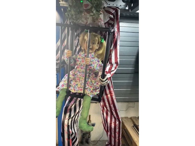 Haloween - child in cage - decorfiguur - afbeelding 4 van  4