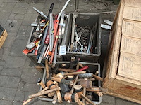 Hamers, niveaus, tangen, moersleutels, … - afbeelding 1 van  5
