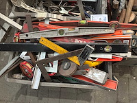 Hamers, niveaus, tangen, moersleutels, … - afbeelding 2 van  5
