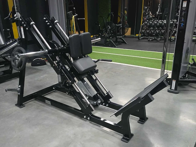 Hammer strength hack squat krachtstation - afbeelding 1 van  5