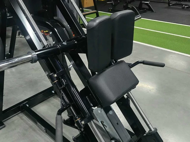 Hammer strength hack squat krachtstation - afbeelding 2 van  5