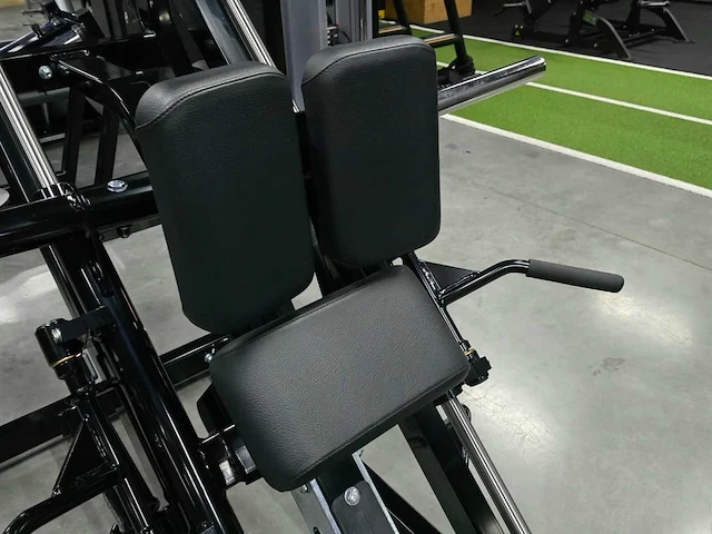 Hammer strength hack squat krachtstation - afbeelding 4 van  5