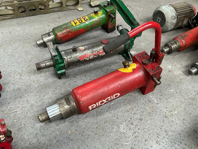 Hand en electro hydraulische cilinders (te herstellen!) (7x) - afbeelding 4 van  8