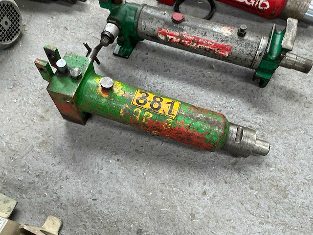 Hand en electro hydraulische cilinders (te herstellen!) (7x) - afbeelding 5 van  8