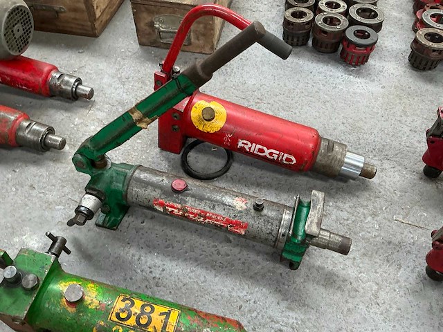 Hand en electro hydraulische cilinders (te herstellen!) (7x) - afbeelding 6 van  8