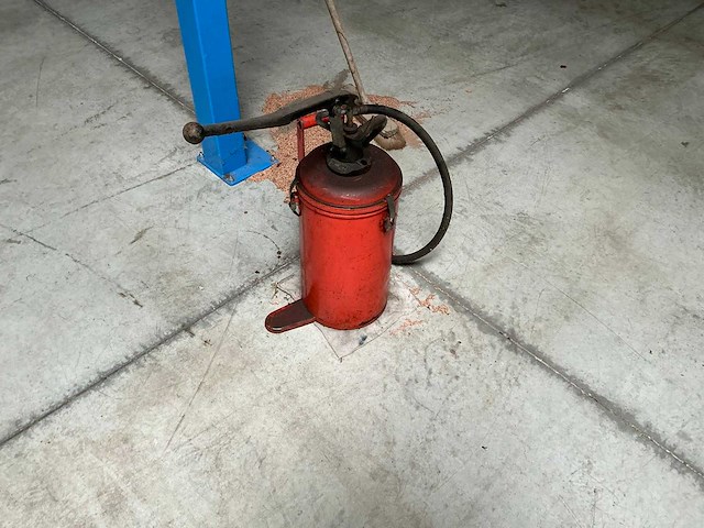 Handbediende oliepomp - afbeelding 2 van  3