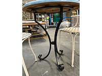 Handbeschilderde lavasteen terrastafel - afbeelding 14 van  16