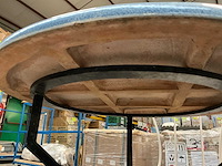 Handbeschilderde lavasteen terrastafel - afbeelding 15 van  16