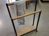 Handdoekrek in metaal met 2 baren in teak