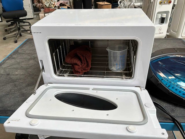 Handdoekwarmer en steriliseertoestel - afbeelding 2 van  7