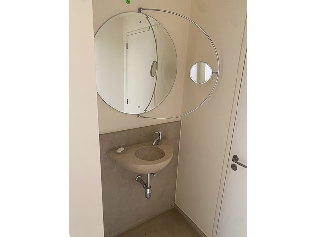 Handenwasser in natuursteen + spiegel en achterwand - afbeelding 1 van  3