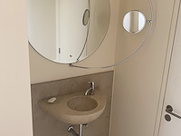 Handenwasser in natuursteen + spiegel en achterwand - afbeelding 1 van  3