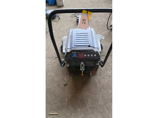 Handgeleide veegmachine sauber germany - afbeelding 2 van  9
