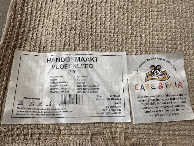 Handgemaakt kleed care & fair - afbeelding 2 van  2