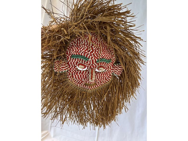 Handgemaakt masker met pareltjes - afbeelding 4 van  4