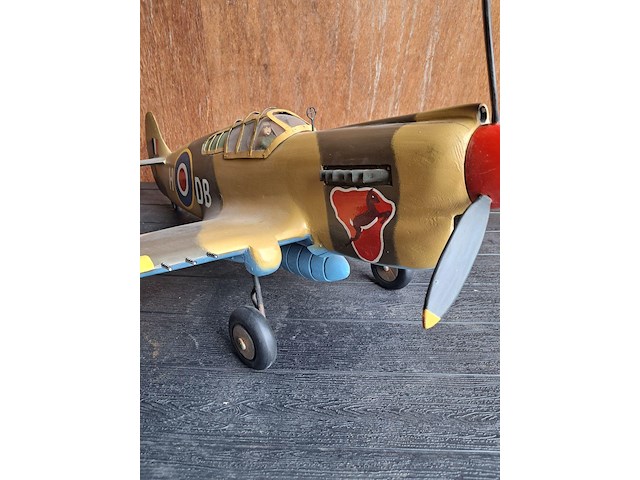 Handgemaakte vliegtuig in puur hout(levenswerk) cur ltiss p-40 toma hawk,britts royal air force nr 250 squadron in afrika 1942 l 820mm b 950mm h 360mm - afbeelding 2 van  5