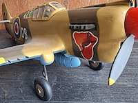 Handgemaakte vliegtuig in puur hout(levenswerk) cur ltiss p-40 toma hawk,britts royal air force nr 250 squadron in afrika 1942 l 820mm b 950mm h 360mm - afbeelding 2 van  5