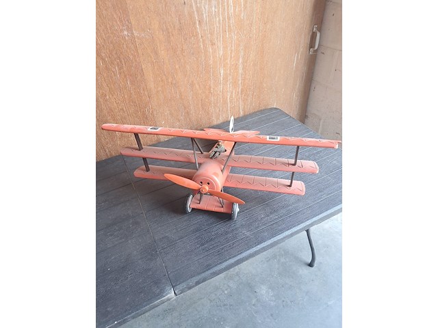 Handgemaakte vliegtuig in puur hout.(levenswerk) iconische rode fokker dr.l driedekker wo1 rode baron duits militair gevechtsvliegtuig 1917 l 660mm b 780mm h 300mm - afbeelding 1 van  6
