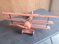 Handgemaakte vliegtuig in puur hout.(levenswerk) iconische rode fokker dr.l driedekker wo1 rode baron duits militair gevechtsvliegtuig 1917 l 660mm b 780mm h 300mm