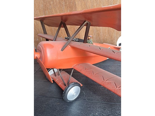 Handgemaakte vliegtuig in puur hout.(levenswerk) iconische rode fokker dr.l driedekker wo1 rode baron duits militair gevechtsvliegtuig 1917 l 660mm b 780mm h 300mm - afbeelding 2 van  6