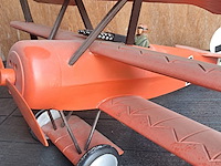 Handgemaakte vliegtuig in puur hout.(levenswerk) iconische rode fokker dr.l driedekker wo1 rode baron duits militair gevechtsvliegtuig 1917 l 660mm b 780mm h 300mm - afbeelding 2 van  6