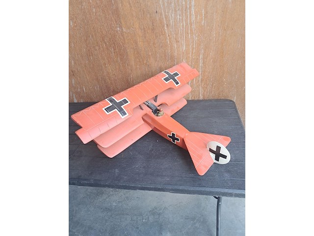 Handgemaakte vliegtuig in puur hout.(levenswerk) iconische rode fokker dr.l driedekker wo1 rode baron duits militair gevechtsvliegtuig 1917 l 660mm b 780mm h 300mm - afbeelding 3 van  6