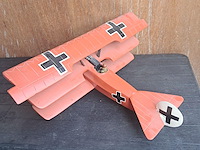 Handgemaakte vliegtuig in puur hout.(levenswerk) iconische rode fokker dr.l driedekker wo1 rode baron duits militair gevechtsvliegtuig 1917 l 660mm b 780mm h 300mm - afbeelding 3 van  6