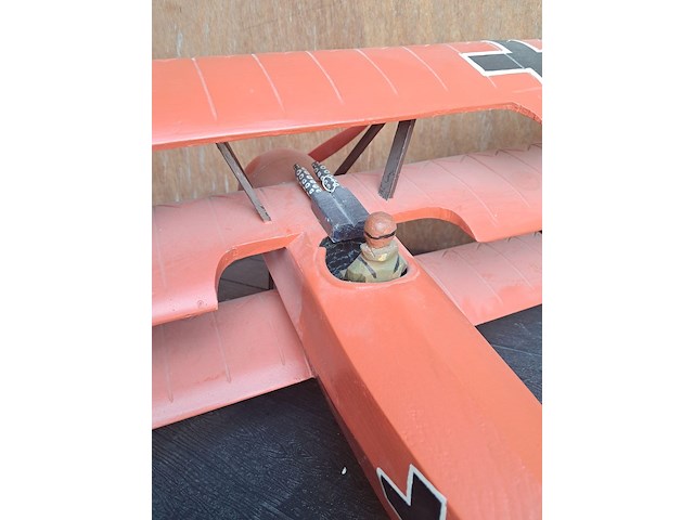 Handgemaakte vliegtuig in puur hout.(levenswerk) iconische rode fokker dr.l driedekker wo1 rode baron duits militair gevechtsvliegtuig 1917 l 660mm b 780mm h 300mm - afbeelding 4 van  6