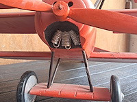 Handgemaakte vliegtuig in puur hout.(levenswerk) iconische rode fokker dr.l driedekker wo1 rode baron duits militair gevechtsvliegtuig 1917 l 660mm b 780mm h 300mm - afbeelding 6 van  6