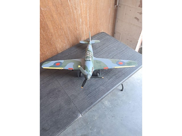 Handgemaakte vliegtuig in puur hout.(levenswerk)brits hauwker hurricane wo 2 gebruikt tijdens de slag om engeland l 720mm b 870mm h 300mm - afbeelding 1 van  6