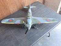 Handgemaakte vliegtuig in puur hout.(levenswerk)brits hauwker hurricane wo 2 gebruikt tijdens de slag om engeland l 720mm b 870mm h 300mm