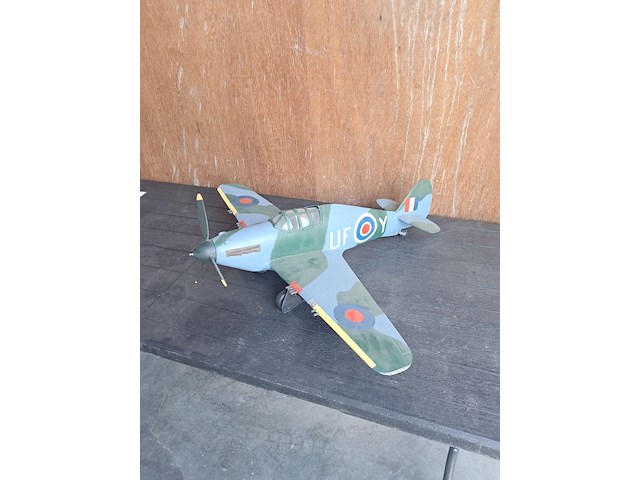Handgemaakte vliegtuig in puur hout.(levenswerk)brits hauwker hurricane wo 2 gebruikt tijdens de slag om engeland l 720mm b 870mm h 300mm - afbeelding 2 van  6