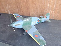 Handgemaakte vliegtuig in puur hout.(levenswerk)brits hauwker hurricane wo 2 gebruikt tijdens de slag om engeland l 720mm b 870mm h 300mm - afbeelding 2 van  6