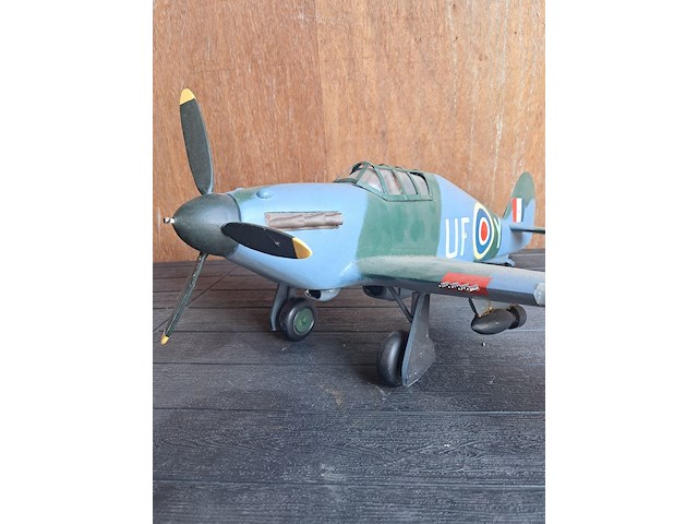 Handgemaakte vliegtuig in puur hout.(levenswerk)brits hauwker hurricane wo 2 gebruikt tijdens de slag om engeland l 720mm b 870mm h 300mm - afbeelding 3 van  6