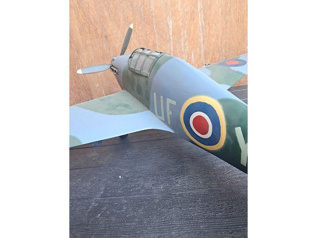 Handgemaakte vliegtuig in puur hout.(levenswerk)brits hauwker hurricane wo 2 gebruikt tijdens de slag om engeland l 720mm b 870mm h 300mm - afbeelding 5 van  6