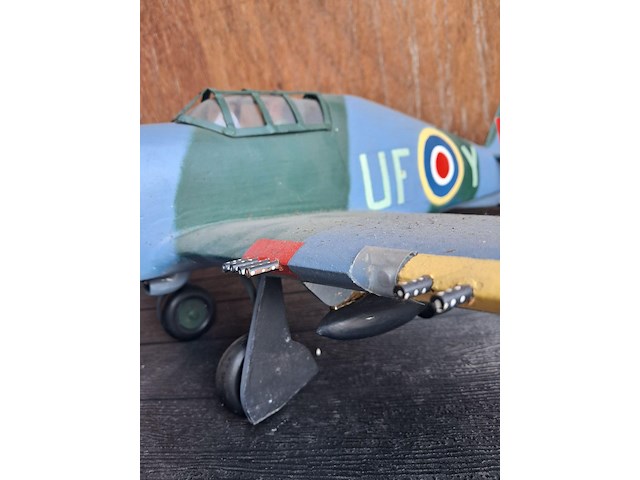 Handgemaakte vliegtuig in puur hout.(levenswerk)brits hauwker hurricane wo 2 gebruikt tijdens de slag om engeland l 720mm b 870mm h 300mm - afbeelding 6 van  6