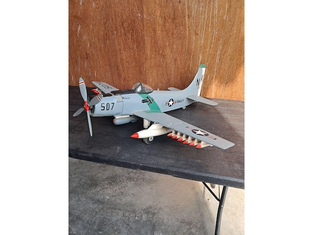 Handgemaakte vliegtuig in puur hout.(levenswerk)douglas a-1h skyraider 1 motorig aanvalsvliegtuig koreaanse en vietnam oorlog l 770mm b 920mm h 260mm - afbeelding 2 van  6
