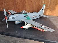 Handgemaakte vliegtuig in puur hout.(levenswerk)douglas a-1h skyraider 1 motorig aanvalsvliegtuig koreaanse en vietnam oorlog l 770mm b 920mm h 260mm - afbeelding 2 van  6