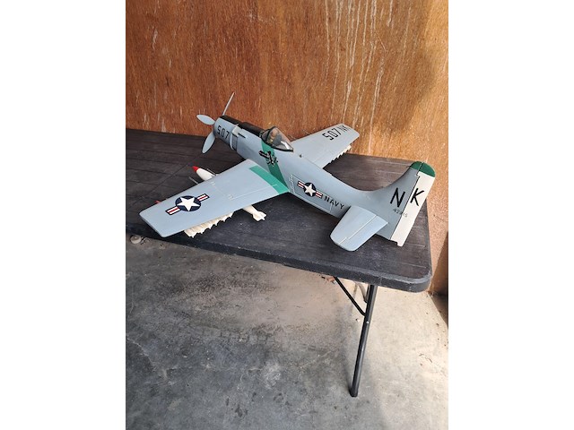 Handgemaakte vliegtuig in puur hout.(levenswerk)douglas a-1h skyraider 1 motorig aanvalsvliegtuig koreaanse en vietnam oorlog l 770mm b 920mm h 260mm - afbeelding 4 van  6