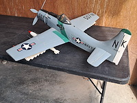 Handgemaakte vliegtuig in puur hout.(levenswerk)douglas a-1h skyraider 1 motorig aanvalsvliegtuig koreaanse en vietnam oorlog l 770mm b 920mm h 260mm - afbeelding 4 van  6