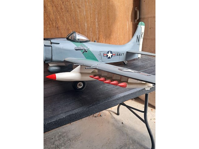 Handgemaakte vliegtuig in puur hout.(levenswerk)douglas a-1h skyraider 1 motorig aanvalsvliegtuig koreaanse en vietnam oorlog l 770mm b 920mm h 260mm - afbeelding 6 van  6