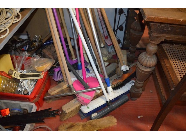 Handgereedschap en schoonmaakgerei - afbeelding 2 van  8