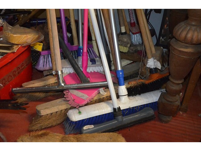 Handgereedschap en schoonmaakgerei - afbeelding 3 van  8