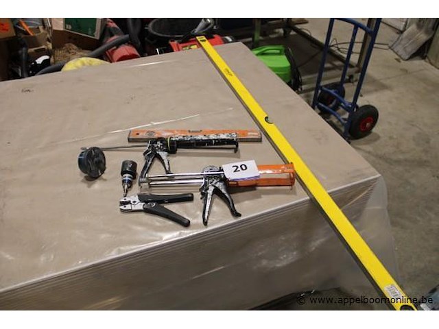 Handgereedschap (kitpistool, waterpas, tangen en toebehoren) – diverse merken - afbeelding 1 van  2