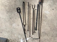 Handgesmeed antiek materiaal 9 items - afbeelding 2 van  2