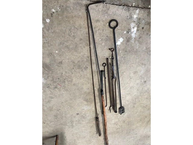 Handgesmeed antiek materiaal 9 items - afbeelding 1 van  2